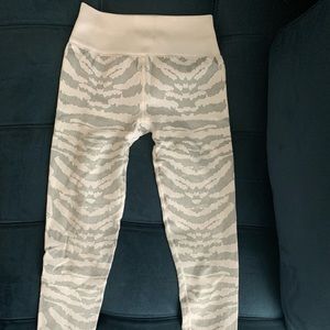 Bombshell sportswear tiger seamless leggings
